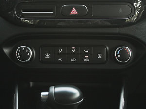 2013款2.0L 5座自动标准版 国IV 中控区