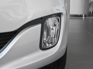 2013款2.0L 7座自动标准版 国IV 前雾灯