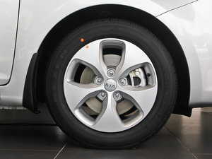 2013款2.0L 7座自动标准版 国IV 轮圈