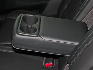 2013款2.0L 7座自动标准版 国IV 后排中央扶手