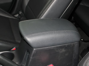 2013款2.0L 7座自动标准版 国IV 中央扶手箱