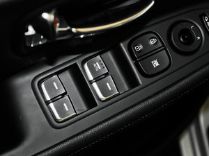 2013款2.0L 7座自动标准版 国IV 主驾车窗控制区	