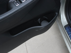 2013款2.0L 7座自动豪华版 国IV 前门储物空间