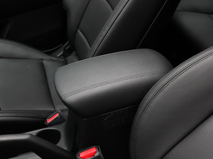 2013款2.0L 7座自动豪华版 国IV 中央扶手箱