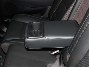 2013款2.0L 7座自动豪华版 国IV 后排中央扶手