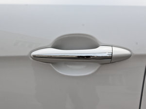 2013款2.4L 自动商务版 京V 主驾门拉手