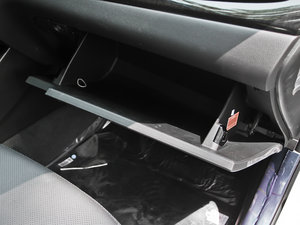 2013款2.4L 自动商务版 京V 手套箱