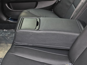 2013款2.4L 自动商务版 京V 后排中央扶手