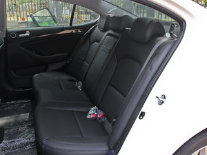 2013款2.4L 自动商务版 京V 后排座椅