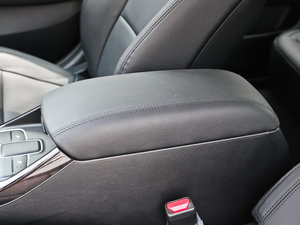 2013款2.4L 自动商务版 京V 中央扶手箱