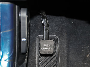 2013款2.4L 自动商务版 京V 驻车制动器