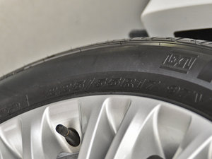 2013款2.4L 自动商务天窗版 京V 轮胎尺寸