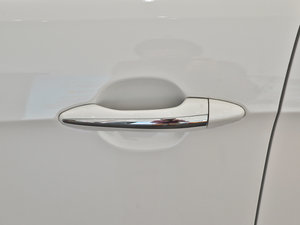 2013款2.4L 自动商务天窗版 京V 主驾门拉手