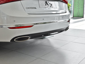 2013款2.4L 自动商务天窗版 京V 排气管