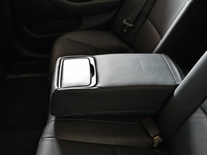 2013款2.4L 自动商务天窗版 京V 后排中央扶手