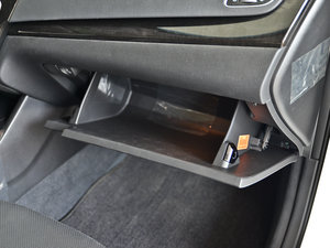 2013款2.4L 自动商务天窗版 京V 手套箱