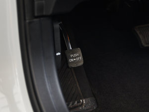2013款2.4L 自动商务天窗版 京V 驻车制动器