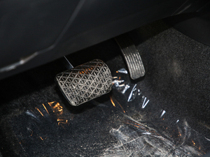2019款2.2T 四驱尊贵版柴油 7座 中控区