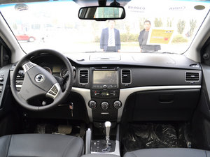 2011款2.0T 四驱自动豪华导航版 内饰全景