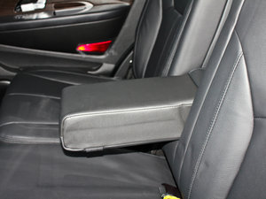 2011款3.2L 四驱豪华导航版 后排中央扶手