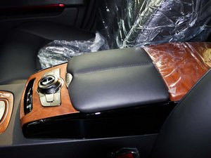 2012款3.6L 加长版 中央扶手箱