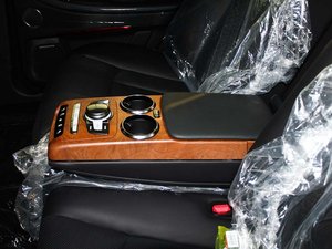 2012款3.6L 加长版 后排中央扶手