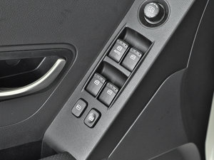 2013款2.0L 两驱自动豪华导航版 主驾车窗控制区	