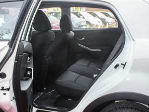 2014款2.0L 两驱手动舒适导航版 后排空间