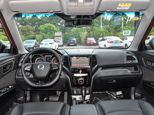 2016款1.6L 自动两驱豪华版 内饰全景