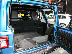 2019款2.0T Sahara 四门电动敞篷版 国V 行李厢空间
