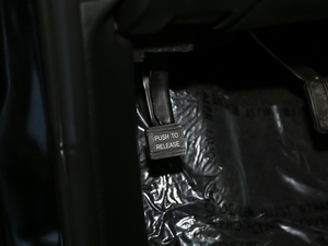 2020款3.0L 精英导航版 驻车制动器