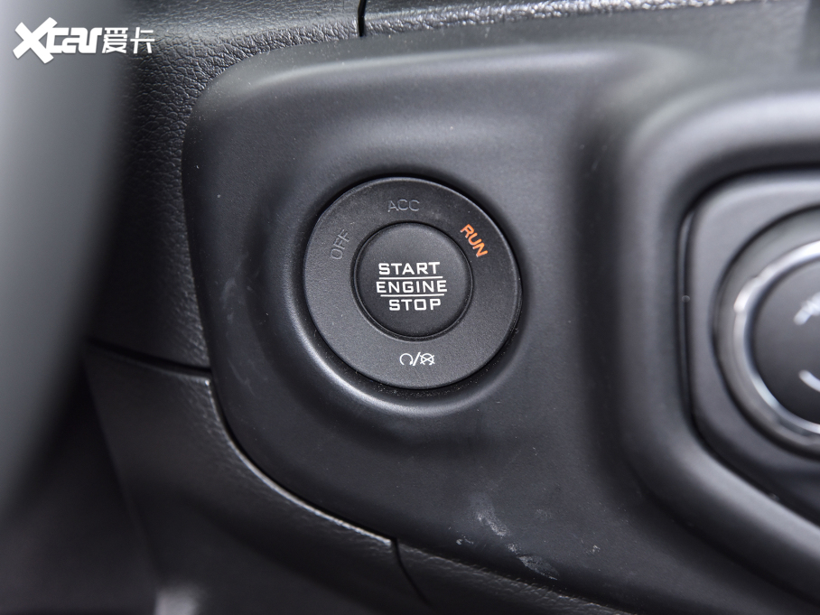 2021�����R�� 2.0T Sahara���T��