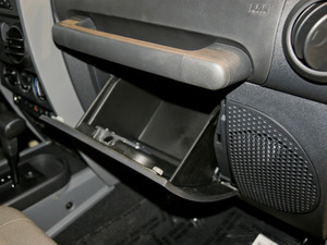 2010款3.8L 两门Rubicon 手套箱