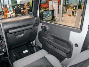 2010款3.8L 两门Rubicon 空间座椅
