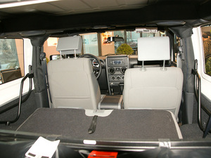 2010款3.8L 两门Rubicon 空间座椅