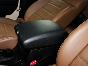 2012款3.6L 两门版 Sahara 中央扶手箱