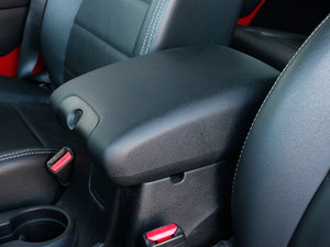 2012款3.6L 四门版 Rubicon 中央扶手箱