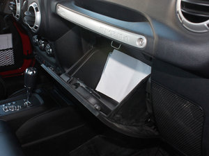 2012款3.6L 四门版 Rubicon 手套箱