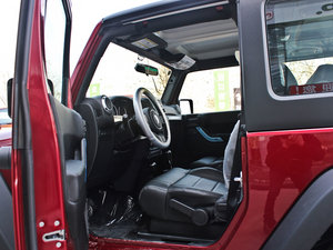 2012款3.6L 两门版 Rubicon 前排空间