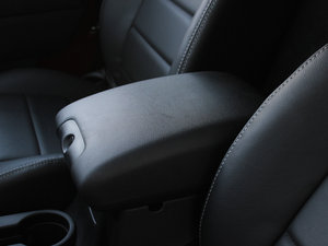 2012款3.6L 两门版 Rubicon 中央扶手箱