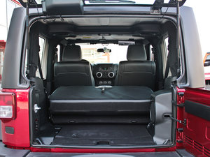 2012款3.6L 两门版 Rubicon 后排座椅放倒