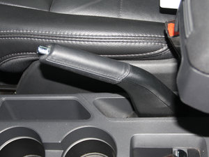 2012款2.4L 四驱豪华导航版 驻车制动器