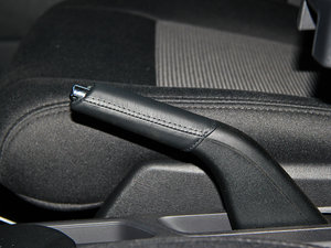 2013款2.4L 四驱运动版 驻车制动器