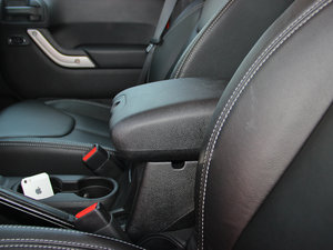 2013款3.6L 四门版 Sahara 中央扶手箱