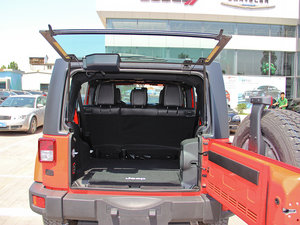 2013款3.6L 四门版 Sahara 行李厢空间