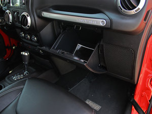 2013款3.6L 四门版 Sahara 手套箱