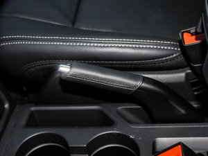 2014款2.4L 四驱豪华版 驻车制动器