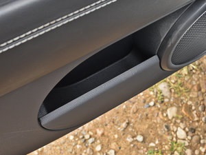 2014款2.4L 四驱蛇行珍藏版 前门储物空间