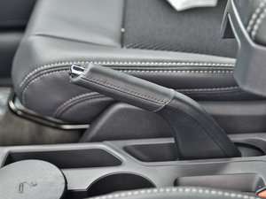2014款2.4L 四驱蛇行珍藏版 驻车制动器
