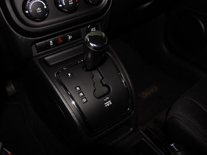 2014款改款 2.0L 两驱进取版 中控区